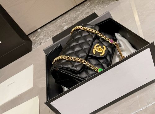 CHANEL 19