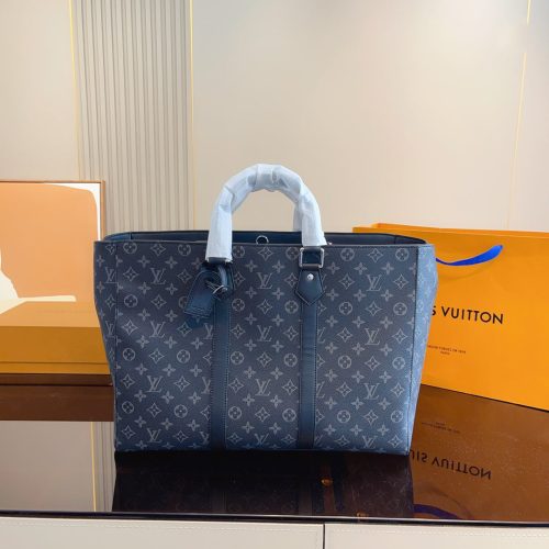 Louis Vuitton  Sac plat horizontal zippe