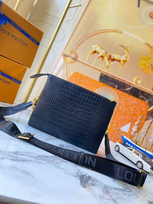 LOUIS VUITTON POCHE TOILETTE