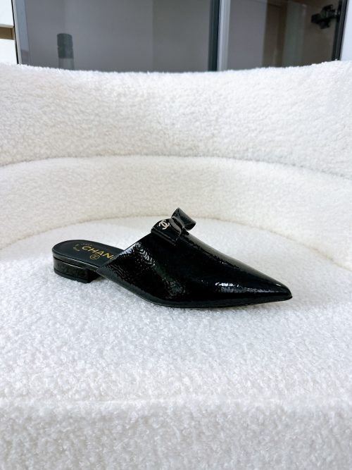 CHANEL 25A Crumpled Patent Sandals